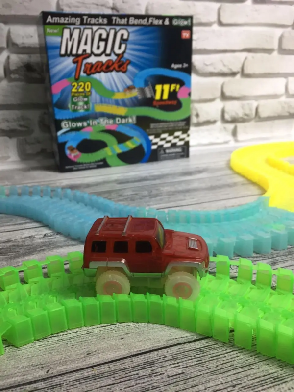 Constructor luminos pista de curse flexibilă Magic Tracks, 220 de piese
