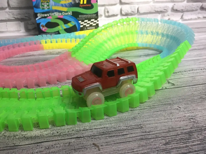 Constructor luminos pista de curse flexibilă Magic Tracks, 220 de piese