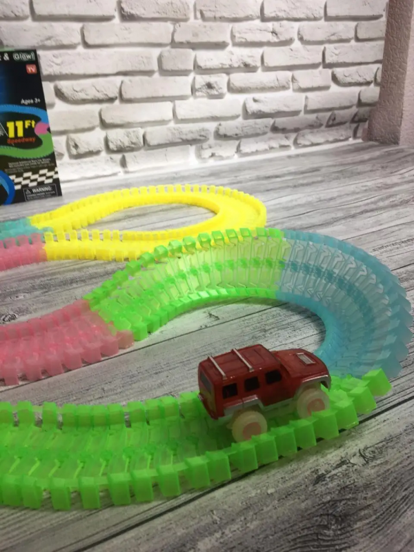 Constructor luminos pista de curse flexibilă Magic Tracks, 220 de piese