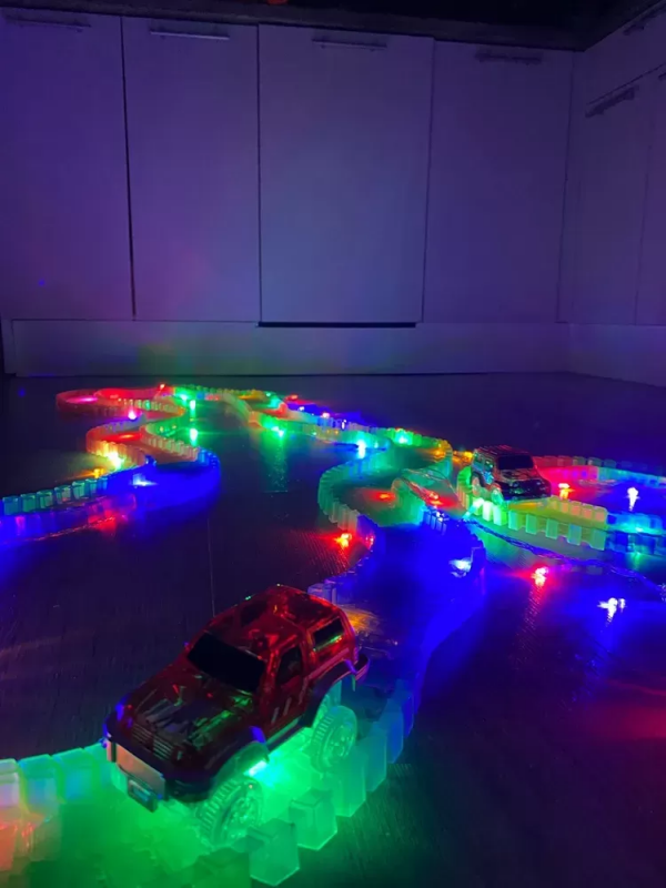 Constructor luminos pista de curse flexibilă Magic Tracks, 220 de piese