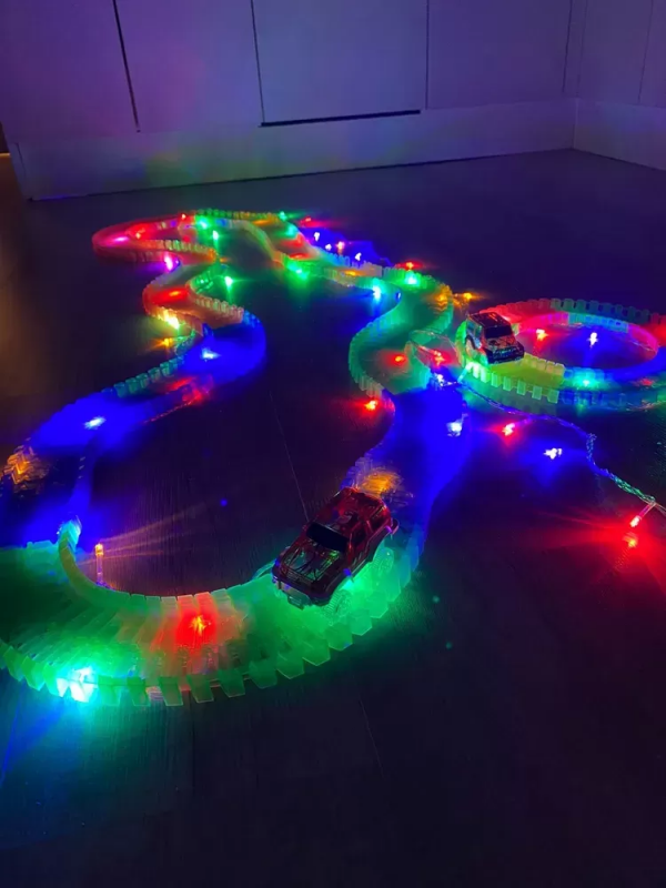 Constructor luminos pista de curse flexibilă Magic Tracks, 220 de piese