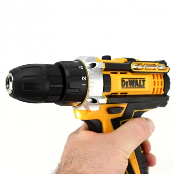 Аккумуляторный шуруповерт DCF680G2F (12V 2AH) с набором бит, сверл, насадок